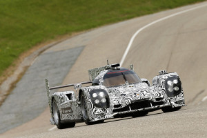 Mark Webber wird mit dem neue LMP1-Sportprototypen bei den 24 Stunden von Le Mans fahren. Foto: Porsche