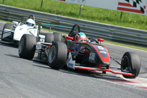 Thomas Amweg (Dallara Mercedes) vor Christopher Höher (Dallara Spiess). Foto: Rolf Schindler